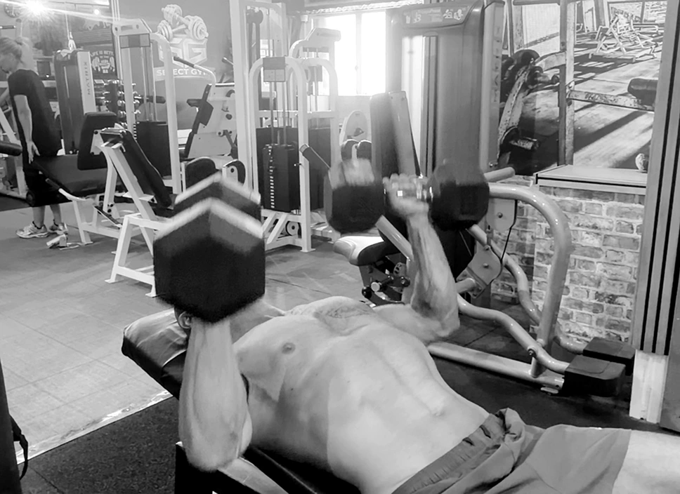 Christophe au développé couché avec haltères dans Select Gym