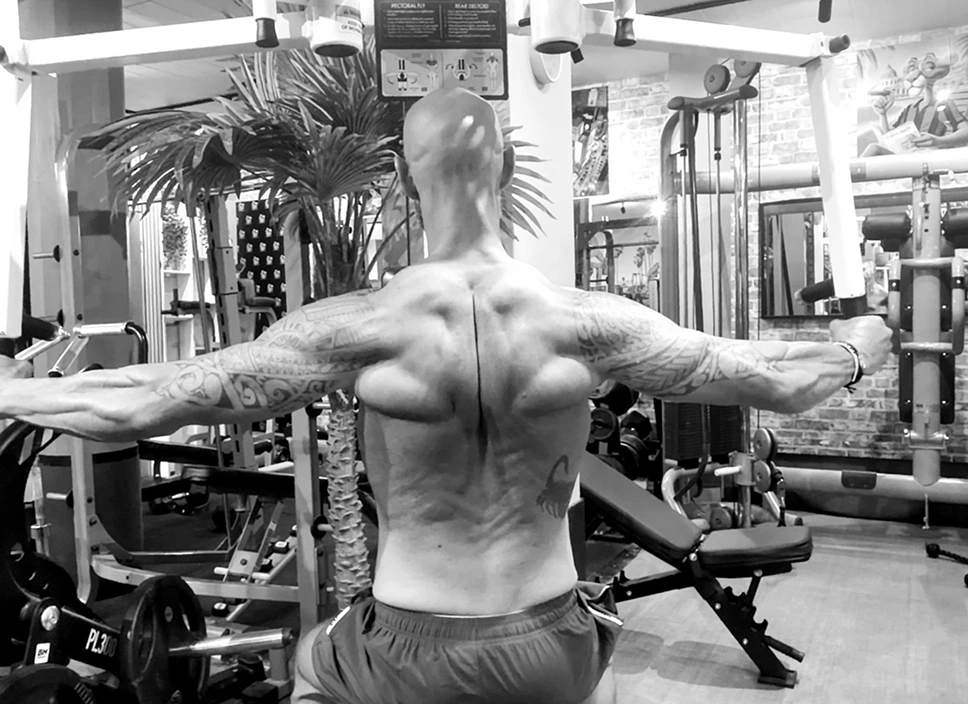 Christophe pendant un exercice de dos dans Select Gym