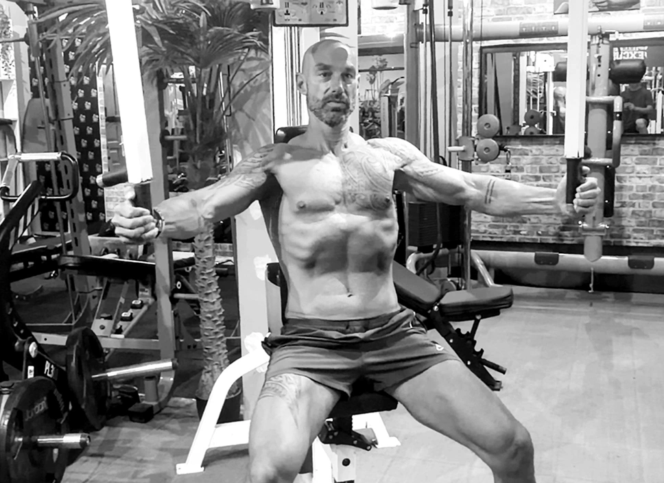 Christophe réalisant une ouverture aux poulies dans Select Gym